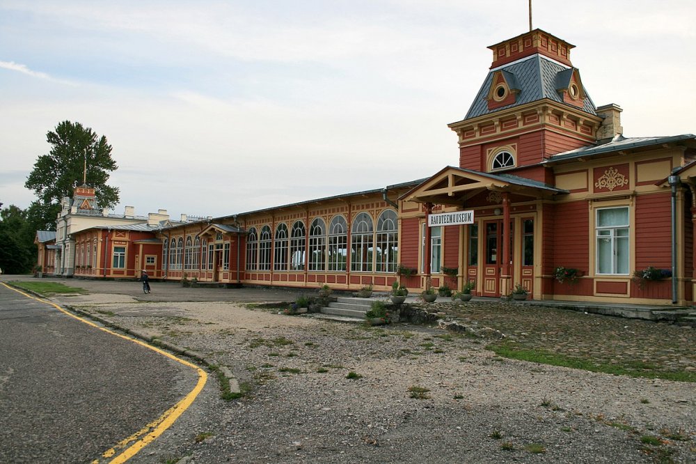 1200px-Haapsalu_railway_station_-_panoramio_(1).jpg