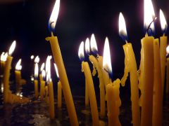 Wotywne świece w monastyrze